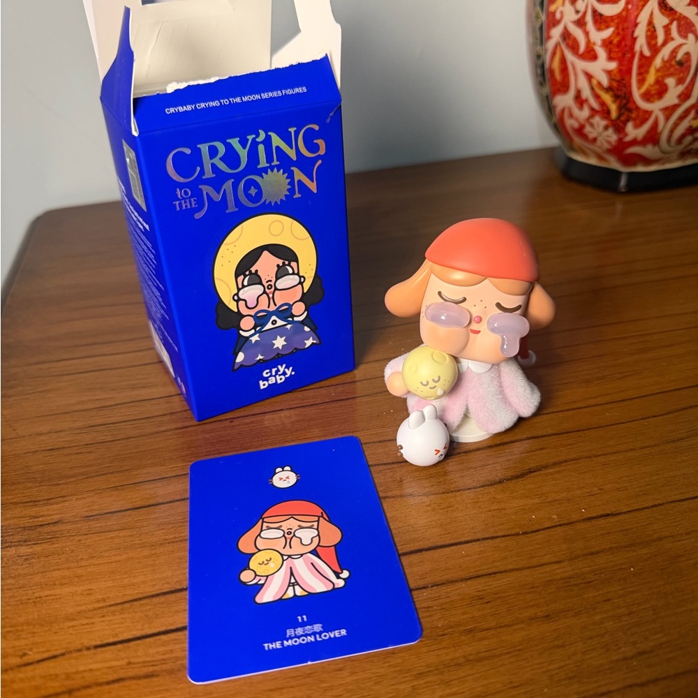 Crying to the Moon Figurine - Multicolor